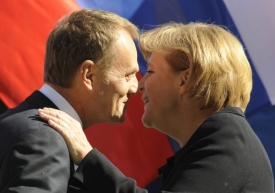Na polibek od Obamy čekal Tusk během výročí marně.